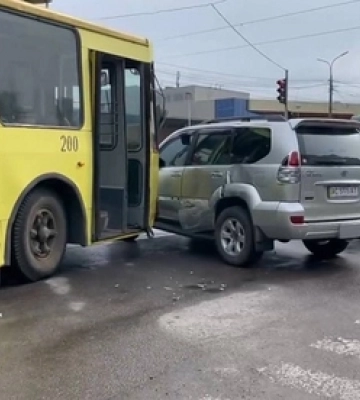 У Луцьку біля ПортCity тролейбус протаранив «тойоту» (відео)