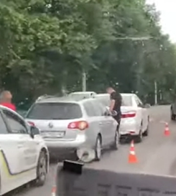 У Луцьку на Володимирській перед пішохідним переходом Volkswagen «в&#039;їхав» у Toyota (відео)