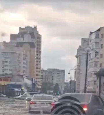 Повалені дерева, машини у воді: російський Білгород накрила негода (відео)