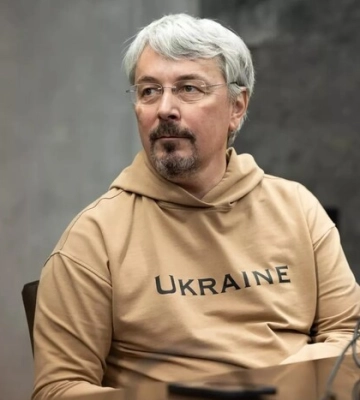 На Книжковому арсеналі активісти розгорнули плакати з закликом до відставки Ткаченка (ФОТО)