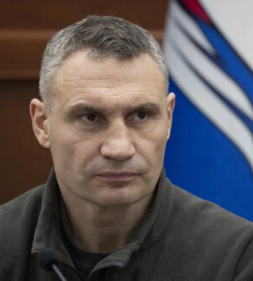 Уламки ракети впали на верхні поверхи 16 поверхового будинку у Києві, постраждало 2 людини, - Кличко