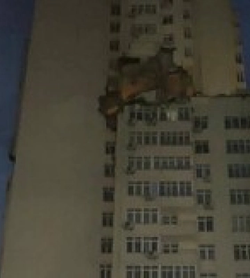 У Києві уламки ракети влучили в верхні поверхи багатоповерхівки, є постраждалі