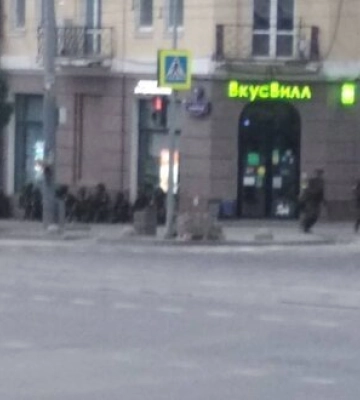 Військові та бронетехніка біля штабу Південного військового округу в Ростові. ВІДЕО+ФОТО