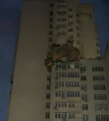 Уламки ракети впали на верхні поверхи 16 поверхового будинку у Києві, постраждало 2 людини, - Кличко