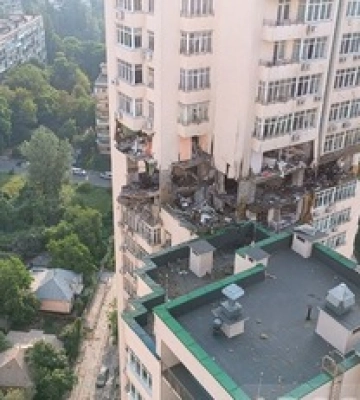Людей повикидало з верхніх поверхів: фото і останні подробиці атаки на Київ