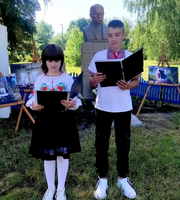 На Чернігівщині відреставрували пам'ятник Кобзарю, розстріляний російськими окупантами