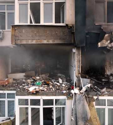 Обломки сбитой ракеты изуродовали 25-этажку в Киеве