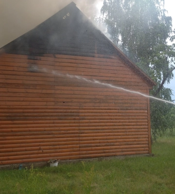 На Рівненщині горів дерев‘яний будинок: постраждалих немає