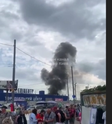 У Києві загорілась будівля ТЦ Епіцентр