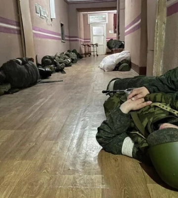 В село Запорожской области оккупанты грузовиками свозят медоборудование: детали