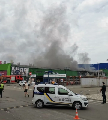 У Києві загорілась будівля ТЦ Епіцентр