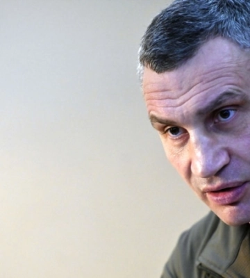 Під завалами будинку в Києві ще можуть бути люди: рятувальна операція триває