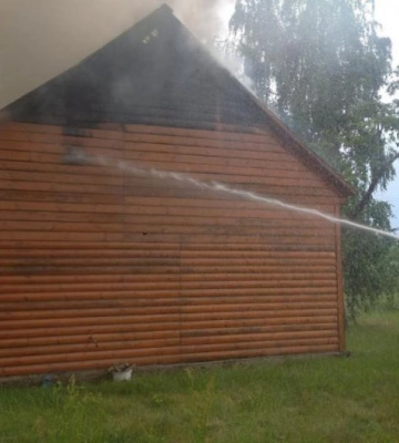 На Рівненщині горів дерев‘яний будинок: постраждалих немає