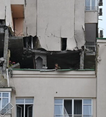 Наслідки падіння уламків ворожої ракети на багатоповерхівку у Солом’янському районі Києва. ВІДЕО+ФОТОрепортаж