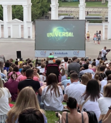 У Львові на території 12 шкіл проводитимуть перегляди фільмів просто неба