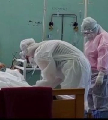 В село Запорожской области оккупанты грузовиками свозят медоборудование: детали
