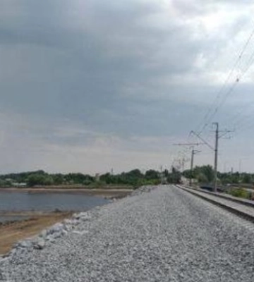 На місці зсуву залізничного полотна поблизу Нікополя відновили рух поїздів