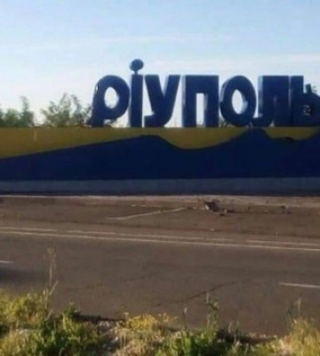 В окупованому Маріуполі люди вишукуються у величезні черги за паливом та продуктами  