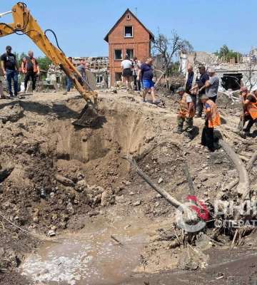 У Дніпрі комунальники усувають наслідки прильоту ворожої ракети: відео