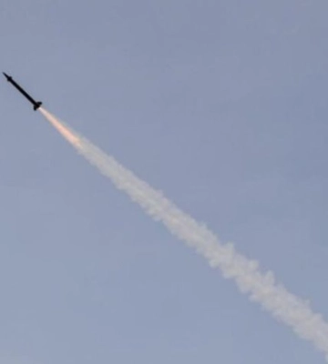 Появилось видео первых минут после попадания обломков ракеты в многоэтажку в Киеве