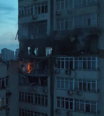Ракетная атака на Киев. Появилось видео первых минут после попадания обломков по многоэтажке в Соломенском районе