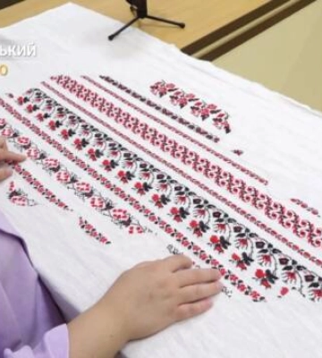 Переселенка з Миколаєва вишиває на полотні Кіровоградщину (відео)