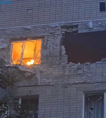 Армія РФ під ранок обстріляла Херсон. Під завалами пошкодженого будинку загинув чоловік