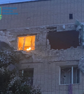 Армія РФ під ранок обстріляла Херсон. Під завалами пошкодженого будинку загинув чоловік