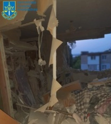Снаряд розірвався посеред кімнати: окупанти вдарили по Херсону, є загиблий,  фото