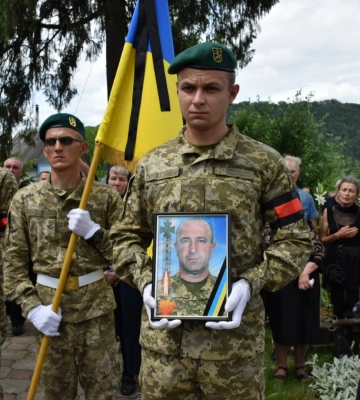 На Закарпатті прощалися з полеглим героєм-прикордонником