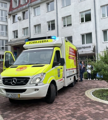 Лікарня у Львові отримала сучасний реанімобіль від 46 міст з Німеччини