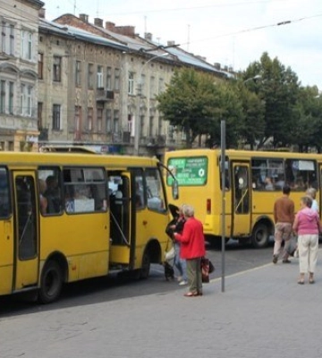 У Львові посеред дороги задимілася маршрутка, - ВІДЕО
