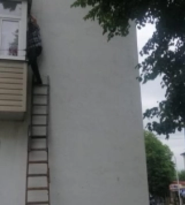 У Костополі з балкону рятувальники знімали чоловіка