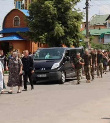 На Хмельниччині парафіяни УПЦ МП кричали &quot;ганьба&quot; родині загиблого воїна