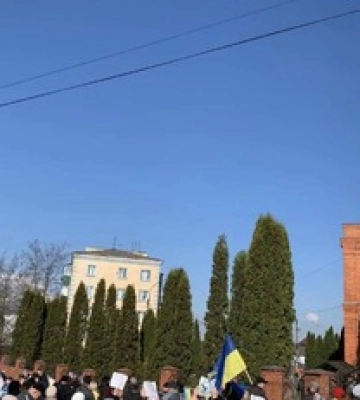На Хмельниччині віряни УПЦ МП кричали &quot;Ганьба&quot; родинам загиблого бійця біля храму ПЦУ: відео