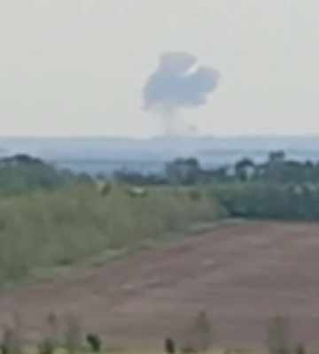 Здійнявся стовп диму: відео потужної &quot;бавовни&quot; в Донецьку та Луганську