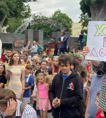 Одиночний пікет: у Харкові дівчина з плакатом вийшла проти виступу Лободи (Відео)