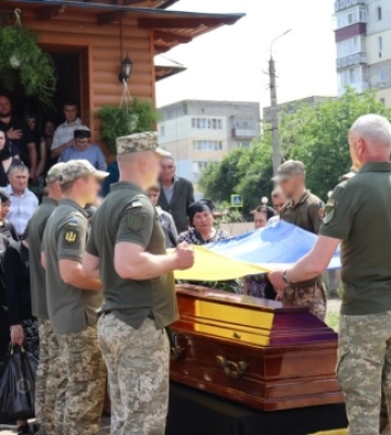 На Хмельниччині віряни УПЦ МП кричали «Ганьба!» родичам загиблого на війні