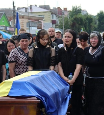 На виході з храму після панахиди. У Хмельницькій області прихильники УПЦ МП кричали «Ганьба» родичам загиблого воїна