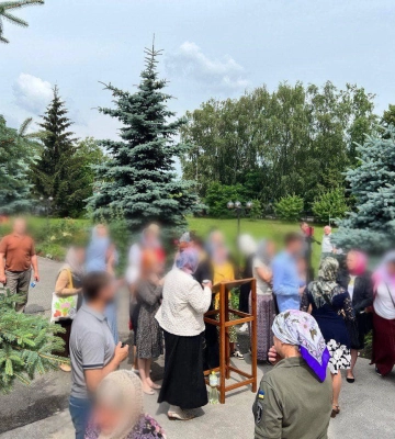 В Белогородке во время перехода из УПЦ МП в ПЦУ прихожан разнимала полиция