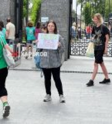 В Харкові дівчина війшла на протест проти виступу співачки лободи