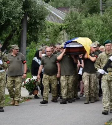 В Ужгороді прощалися з полеглим військовослужбовцем (ФОТО)