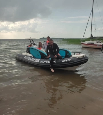 На Світязі через дощ і сильний вітер човен з людьми віднесло на середину озера 