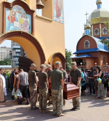 Жодного співчуття: на Хмельниччині шанувальники УПЦ МП влаштували скандал під час панахиди за загиблим