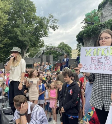 Loboda публично унизила девочку-подростка с плакатом &quot;Харьков без Лободы&quot;. Известные украинцы отреагировали: &quot;Мразота, годами бравшая рубли&quot;