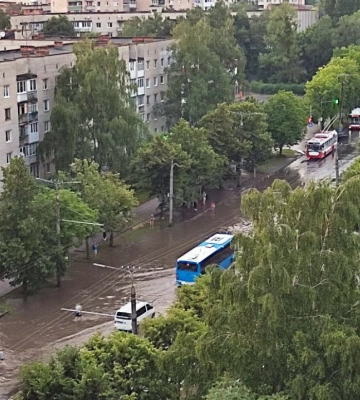 Луцьк затопило після зливи: зупинився рух тролейбусів