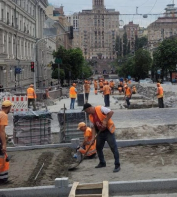 В Киеве возле метро «Театральная» обустраивают наземный переход, фото