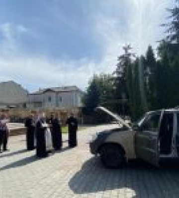 У Тернополі освятили та передали автомобіль на потреби військових
