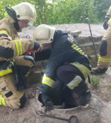На Київщині рятувальники витягнули з вигрібної ями жінку (ФОТО)