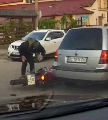 У Бориславі зіткнулись легковик та мотоцикл: відео моменту ДТП